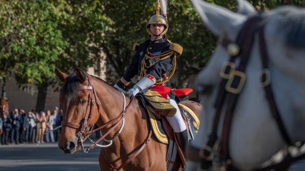 Portrait à cheval du colonel Leheup en grande tenue, saluant au sabre un peloton que l'on ne voit pas