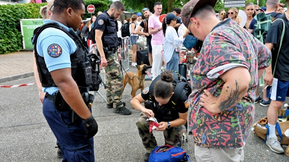 la photo représente des gendarmes, au milieu de la foule, à l'occasion du festival Garorock