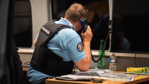 Le CNE Eric répond à la radio dans son véhicule.