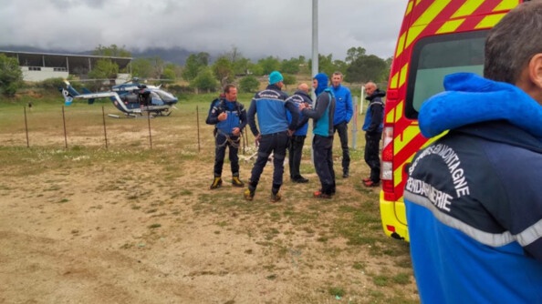 En bas de la montagne, les sauveteurs sont regroupés autour du camion de pompier qui a récupéré une des victimes.