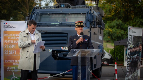 Discours du général Richard Pégourié, qui commande l'École de gendarmerie de Châteaulin depuis le 10 juillet 2024, devant un véhicule blindé Centaure, aux côtés d'Alain Espinasse, préfet du Finistère (à sa droite).