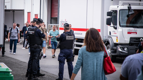TRois gendarmes du PSIG regroupés, parmi les visiteurs à l'extérieur du SPACE 2023