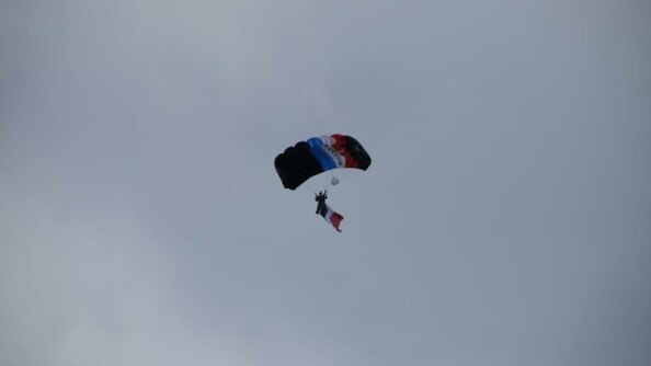 Saut en parachute avec le drapeau français de la maréchale des logis-cheffe Léocadie Ollivier de Pury, Sportive de haut niveau de la Défense - gendarmerie.