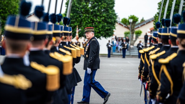Le général d'armée Christian Rodriguez, salue ses troupes