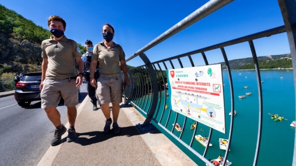 Les sauts et les plongeons du pont sont interdits en raison des accidents souvent dramatiques qui surviennent chaque année.