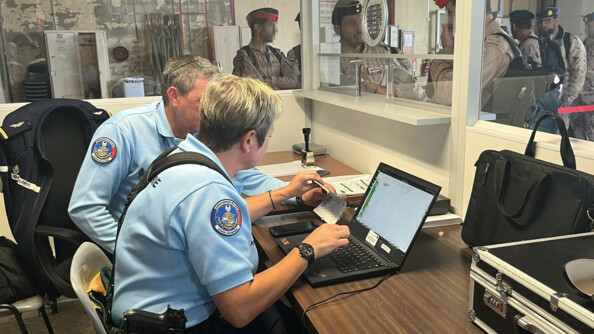 Deux gendarmes de l'Air, à gauche, en mission de contrôle transfrontalier.