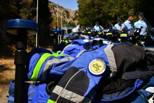 La photo représente le blouson d'un motocycliste de la gendarmerie. Sur la manche, un écusson jaune avc l'inscription Gendarmerie nationale - Tour de France 2025