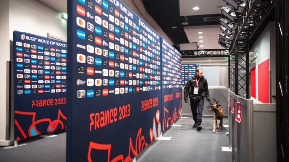 Une équipe cynophile inspecte l'intérieur du Stade de France.
