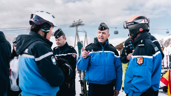Le général Frédéric Massip, commandant du Groupement de gendarmerie départementale de l'Isère, échange avec deux gendarmes du dispositif.