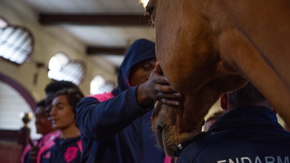 Les jeunes du Stade Français avec les chevaux de la Garde républicaine.