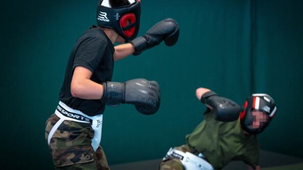 Candidates s'affrontant &agrave; l'occasion d'une &eacute;preuve de boxe.