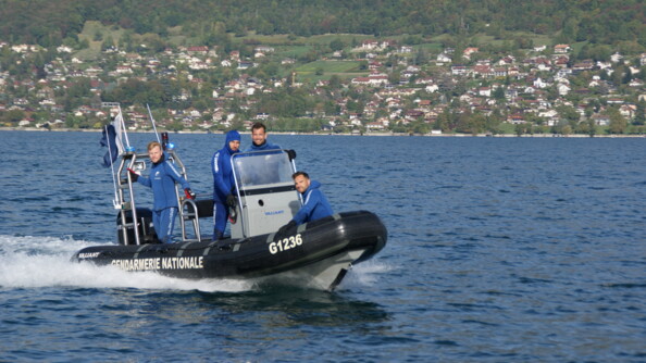 Quatres gendarmes, grand sourire aux lèvres, posent à bord de leur vedette.