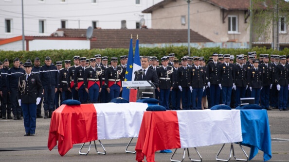Le ministre de l'Intérieur et des outre-mer, devant les deux cercueils.