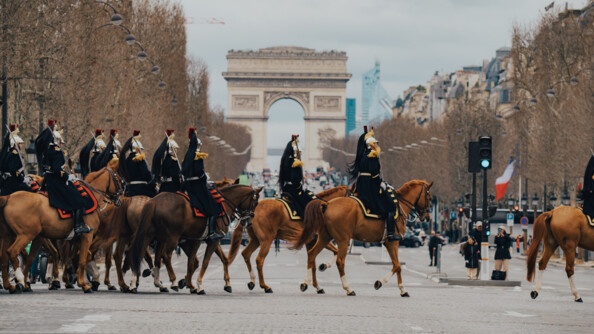 Des cavaliers de la Garde républicaine arrivent sur les champs élysées
