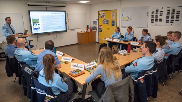Des jeunes gendarmes et policiers allemands sont en cours de présentation de l'UOFA (Unité opérationnelle franco-allemande)