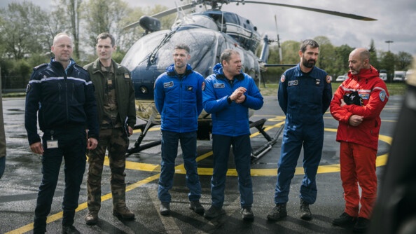 Officier de liaison, pilotes et mécaniciens de la gendarmerie, membres de l'armée de terre et de la Sécurité civile, devant l'hélicopère de la gendarmerie avant le début de l'exercice.