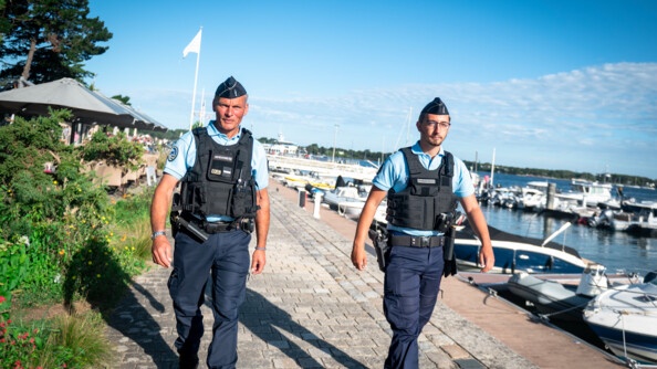 Patrouille à pied de deux gendarmes du poste provisoire sur le port de l'Île aux Moines.