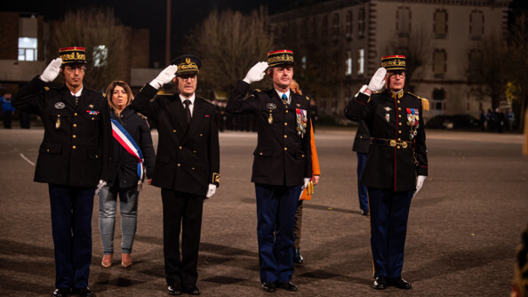 Autorités saluant les troupes.