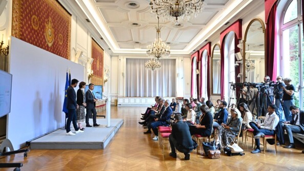Le ministre de l'Intérieur et des Outre-mer s'adressant à la presse.