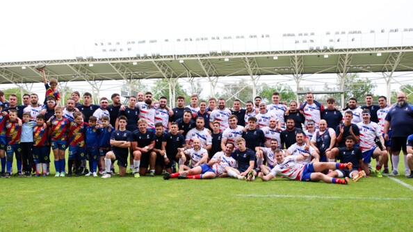 Le XV gendarmerie, les U20 de Roumanie et plusieurs enfants posent avec des ballons de rugby