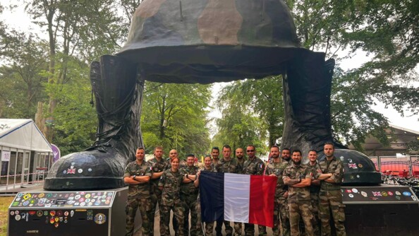 Les gendarmes réunis devant la fameuse sculpture symbolisant les attributs militaires : les rangers et le casque.