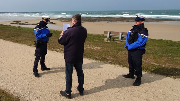 Contrôle des attestations par les gendarmes maritimes sur le littoral de la Manche.