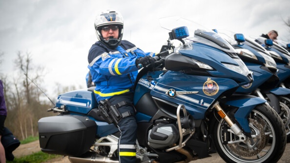 Un motard de l'escadron moto de la Garde républicaine, qui sécurise la Course du coeur, sur son véhicule.