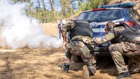 Gendarmes s'entrainant à s'extraire d'un véhicule pris sous le feu.