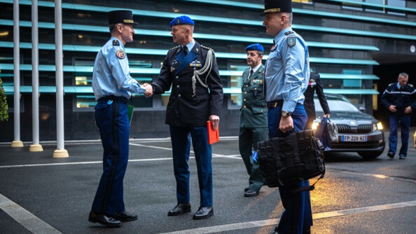Le général Lacroix salue dan sla cour d'honneur de la direction générale de la gendarmerie, le Commander de la FGE.
