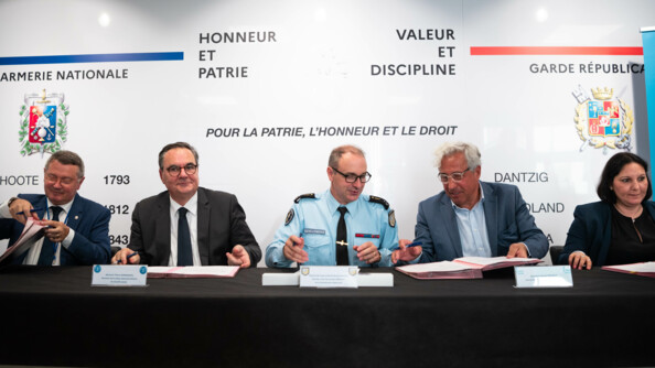 Signature de la convention "Bulles de répit" le 17 mai par le général de corps d'armée Bruno Arviset, Directeur des personnels militaires de la gendarmerie nationale (DPMGN) et les différents partenaires : la Fondation Saint-Pierre, la Caisse nationale militaire de sécurité sociale (CNMSS), la Caisse nationale du gendarme (CNG) et l’association Gendarmes de cœur.