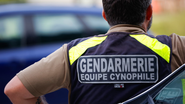 Gendarme cynophile de dos.