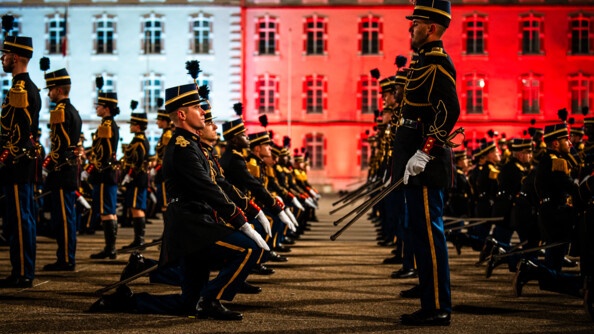 Élèves-officiers à genoux avant l'adoubement.
