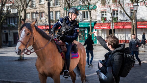Cavaliers de la Garde Républicaine veillant au respect du confinement.