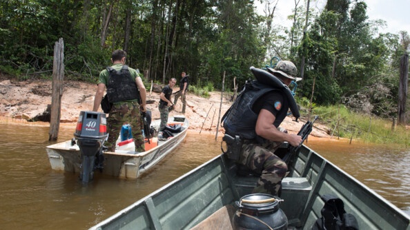Les gendarmes de la brigade nautique de Matoury en prospection d'un site d'orpaillage illégal en Guyane au barage du petit saut - Photo d'illustration