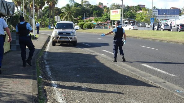 Martinique : lors de la mise en place du confinement et des contrôles, les gendarmes ont fait usage de pédagogie pour sensibiliser et renseigner les particuliers quant aux modalités d’application de l’attestation de déplacement dérogatoire... avant de sanctionner les contrevenants.