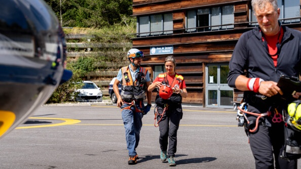 Un militaire du PGHM de Chamonix Mont Blanc et une secouriste des sapeurs pompiers avant de partir en mission en haute montagne.