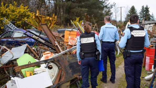 Trois gendarmes constatent une décharge sauvage