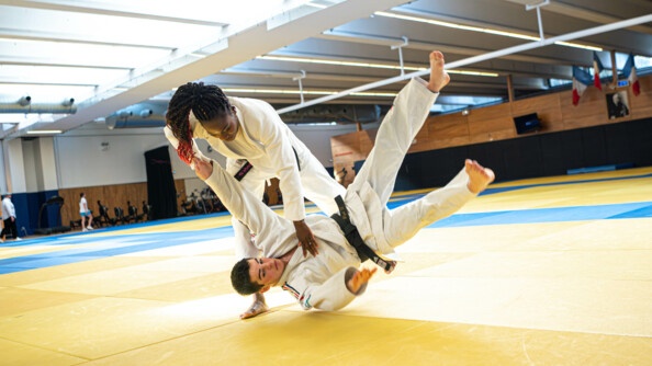 La judokate Clarisse Agbégnénou à l'entraînement contre un jeune judoka français.