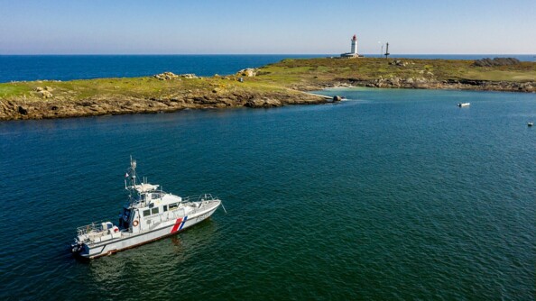 La vedette de gendarmerie Elorn au mouillage dans l'archipel des Glénans le 24 mars 2020.