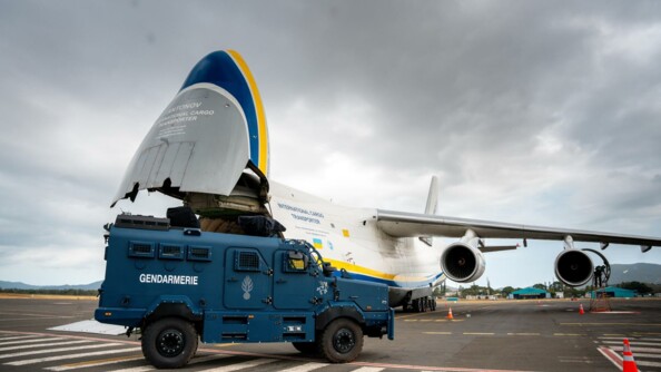 Un Centaure de la gendarmerie sur le tarmac devant un Antonov à la Tontouta
