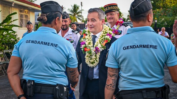 Gérald Darmanin saluant deux gendames polynésiens
