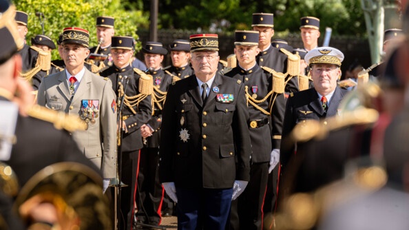 Le directeur général de la gendarmerie nationale, à sa gauche le gouverneur militaire de Paris , derrière eux, de nombreux militaires au garde-à-vous
