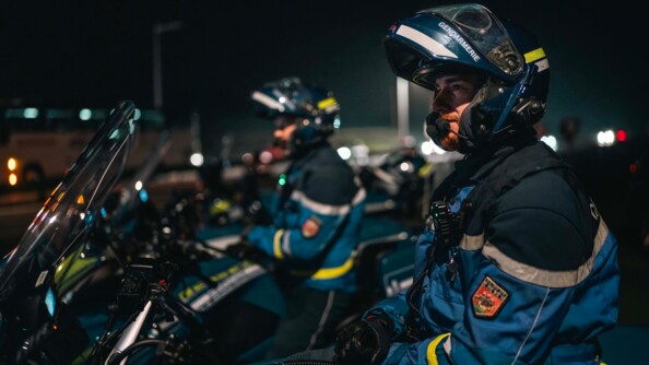 Motocyclistes sur leurs motos.