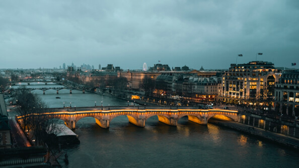 Vue de haut de Paris illumin&eacute;.