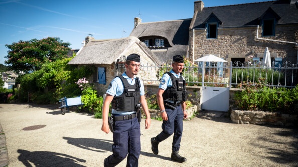 Patrouille à pied de deux gendarmes du poste provisoire sur le port de l'Île aux Moines.