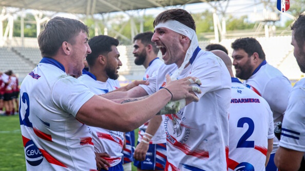 Les rugbyman du XV gendarmerie s'étreignent mutuellement dans l'allégresse de la victoire