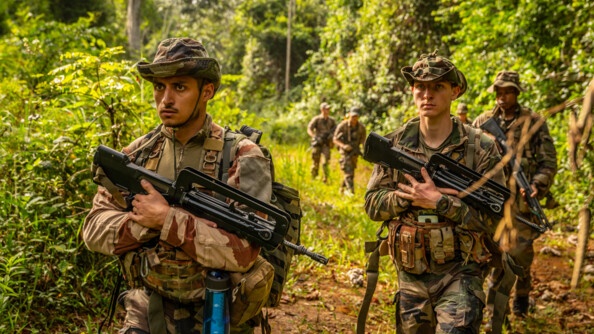 Militaires de la gendarmerie marchant en forêt.