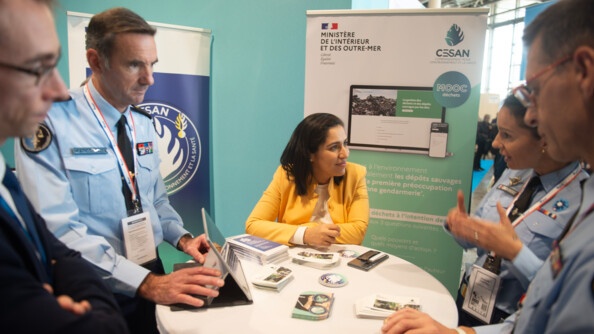Sarah El Haïry, secrétaire d’Etat chargée de la Biodiversité, sur le stand du CESAN, entourée notamment du général Sylvain Noyau, commandant du CESAN, à sa droite, et de la capitaine Frédérique Engelvin, cheffe du Département prévention et partenariats du CESAN, en charge de l’accompagnement des élus.