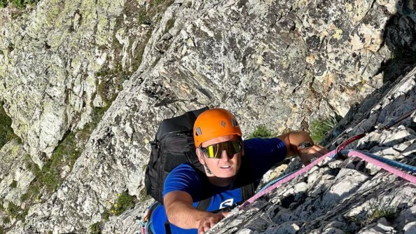 Nils Allegre escalade une paroi rocheuse.