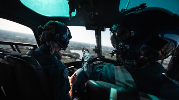 Pilote de la SAG Saint-Nazaire pointant du doigt un élément du terrain.